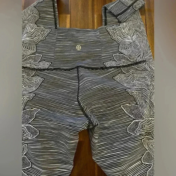 Lululemon Dottie tribe legging - Picture 4 of 9